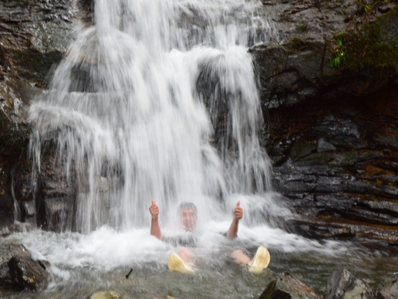 暑い日は滝の中にドボン