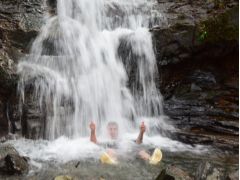 暑い日は滝の中にドボン