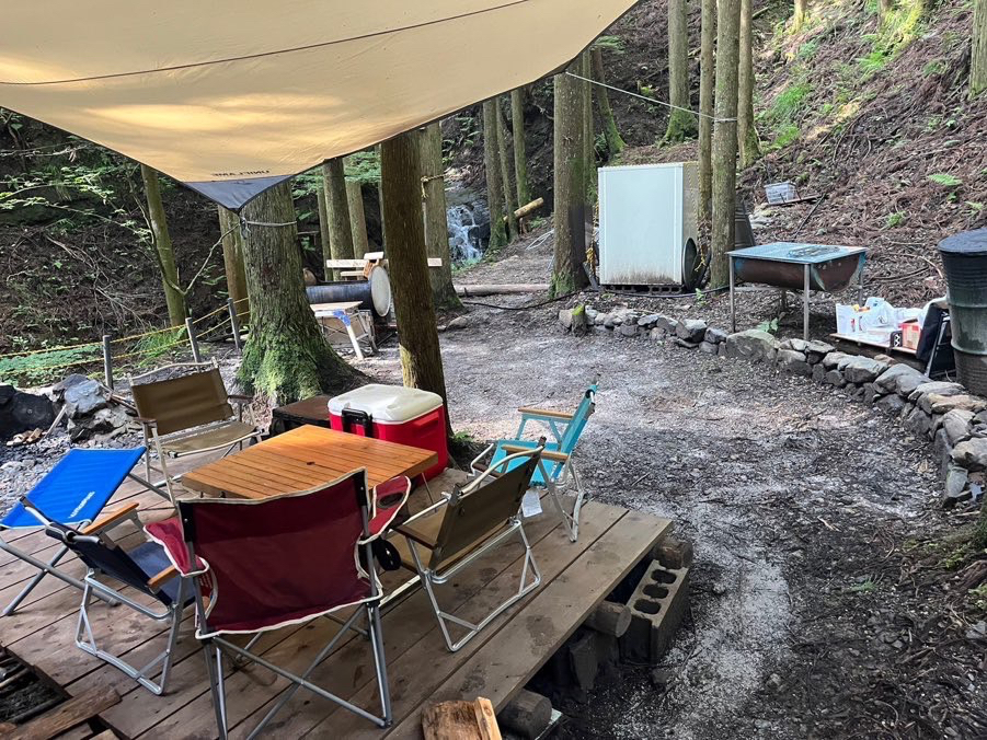 自慢の道具でお好きな様にBBQを楽しんで下さい。滝もすぐそばです。滝の音が心地よいです。