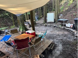 自慢の道具でお好きな様にBBQを楽しんで下さい。滝もすぐそばです。滝の音が心地よいです。