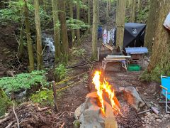 涼しい日はBBQのそばで焚き火をしながら、滝を見るのはどうですか?