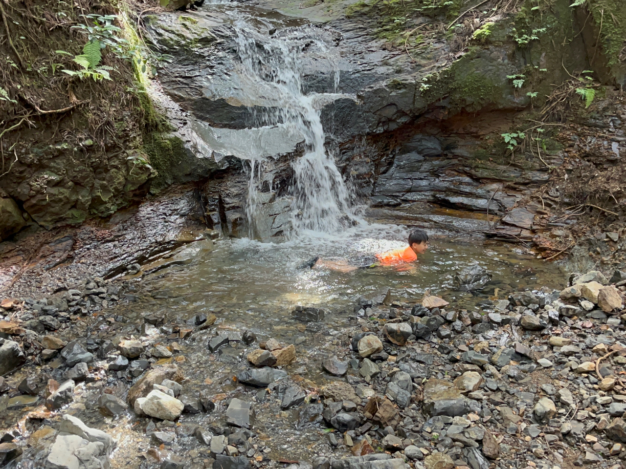 ポカポカのお風呂に入った後に、子供は滝にドボン。またお風呂に戻ります^ ^