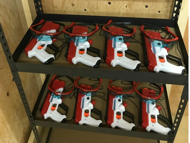 レーザートラップの部屋以外で赤外線銃でのバトルもできます。