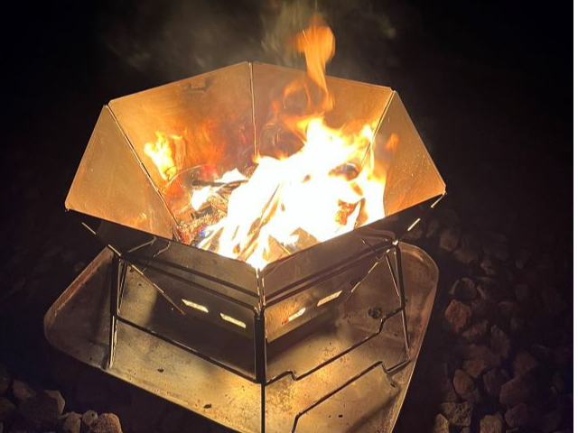 小枝集めから始めて、焚き付けを体験。ゆらゆら揺れる焚き火の炎は癒される方多し!