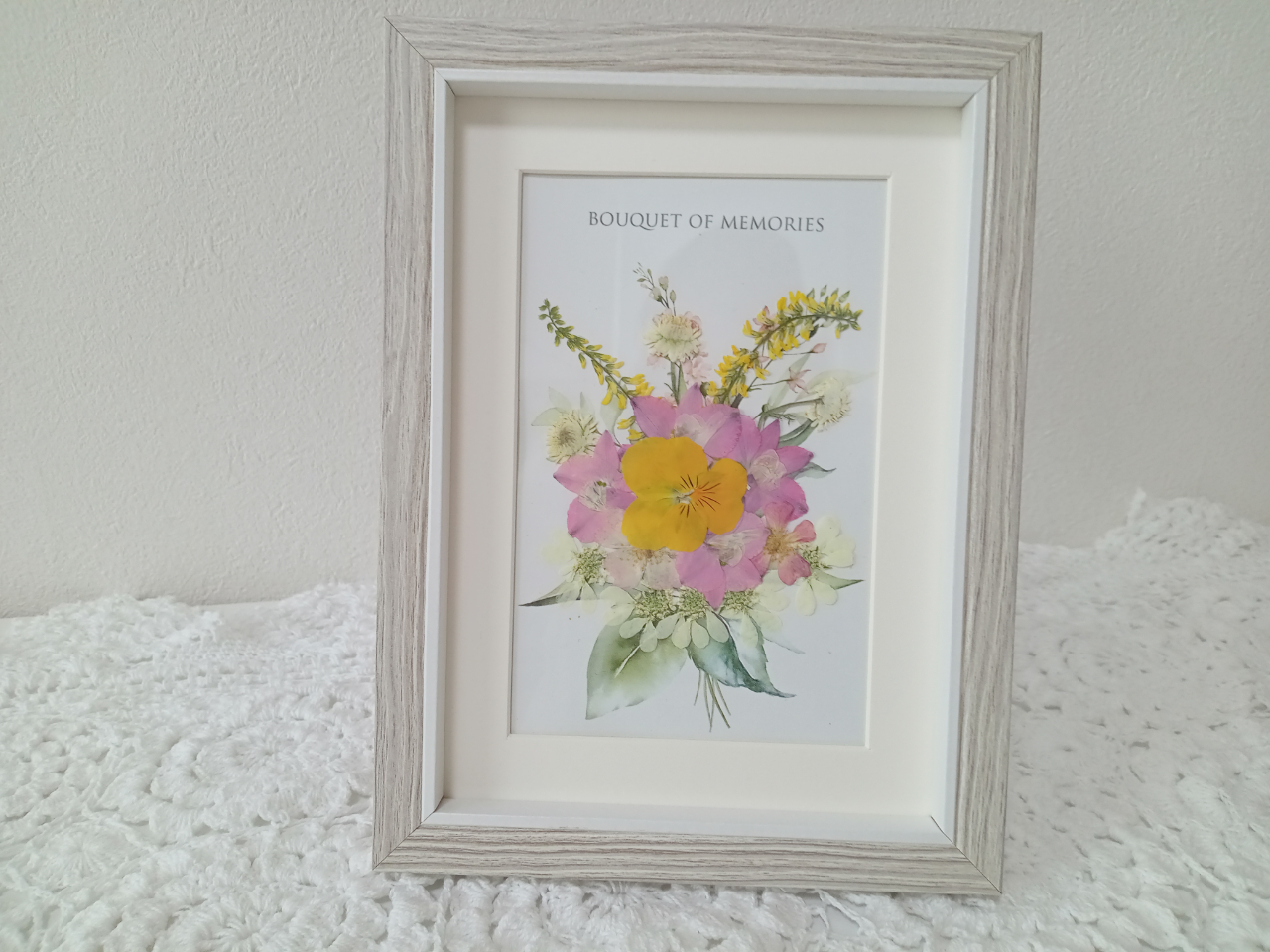 体験会使用額になります。ハガキサイズにデザインされた台紙に押し花をレイアウトして作品作りをしますので初心者の方におすすめです。