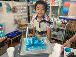 好きな色の絵の具を選んで、くまちゃんフィギュアに流していきます。