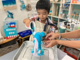 好きな色の絵の具を選んで、くまちゃんフィギュアに流していきます。