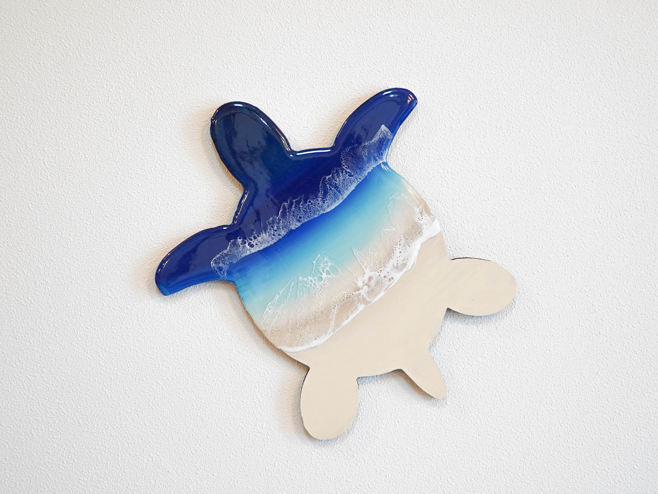 『沖縄の海を感じる』ウミガメが泳ぐ離島の海・オーシャンレジンアート／立体アート カメの親子と岩場>超立体 沖縄の海 レジンアートボード 美ら海