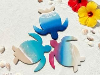存在感バツグン!宮古島の海を泳ぐ“大きな亀”レジンアート体験