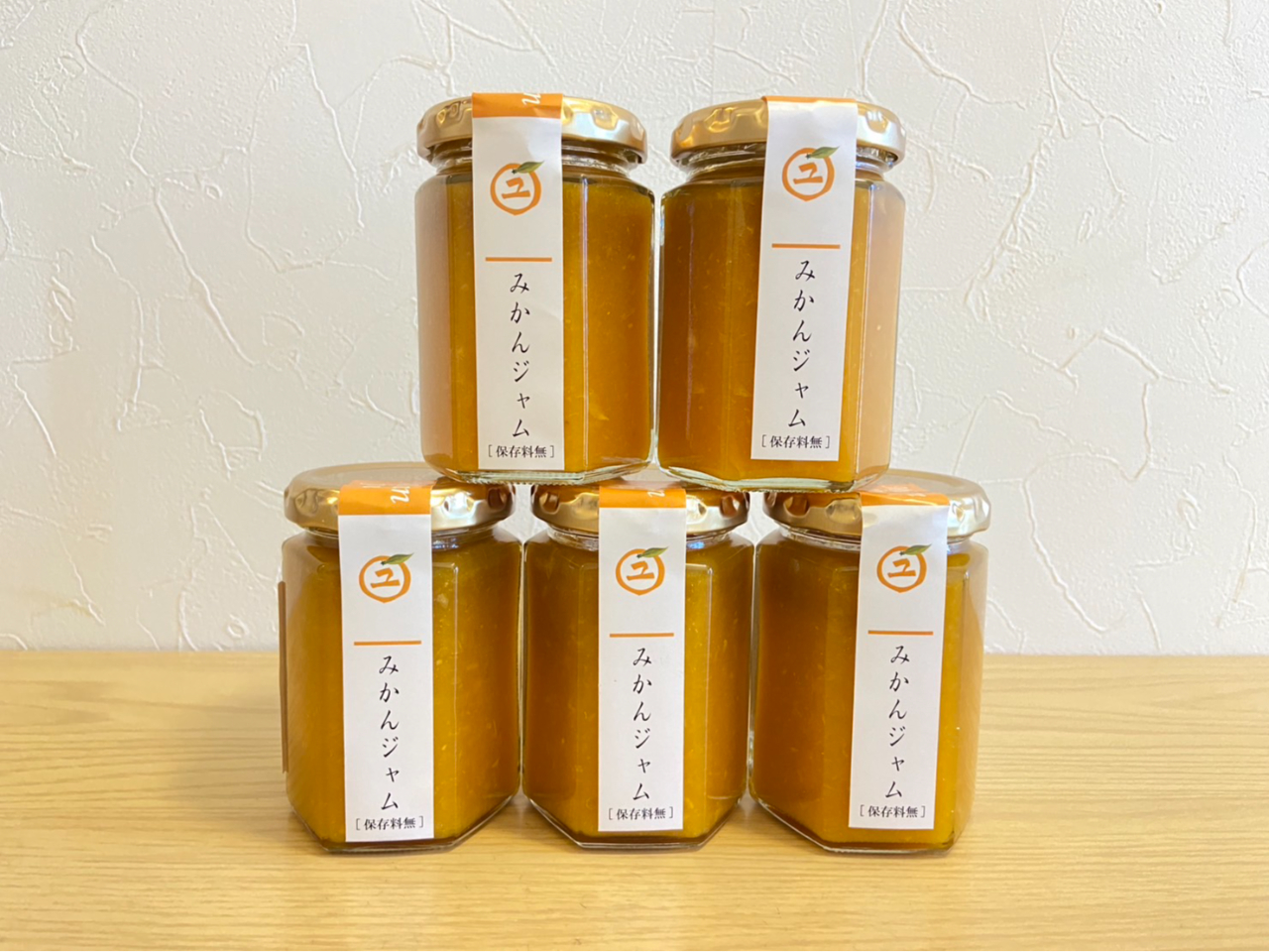 みかんジャムの販売を行っております!パンやヨーグルトによく合ってとてもおいしいです!一度食べたら間違いなくはまる!保存料を使用していないので安心!