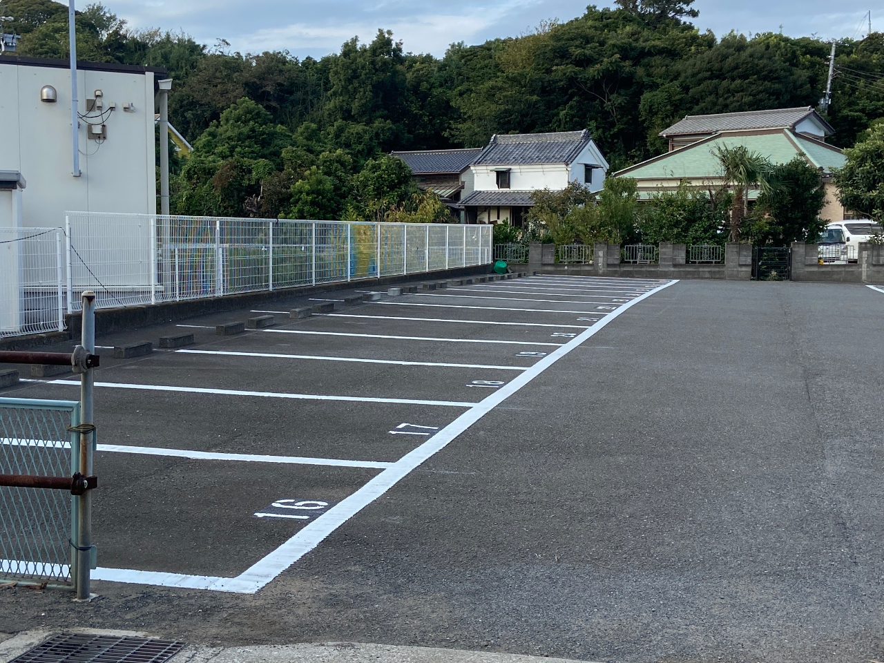 みかん園の駐車場になります。駐車場は15台以上駐車できます。 また大型バスも駐車可能です。ご利用を希望される場合は事前にご連絡ください