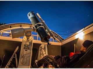 インフィニティ―チェアーに座って、スライディングルーフが徐々に開いていく様子を見ると興奮すること間違いなし!