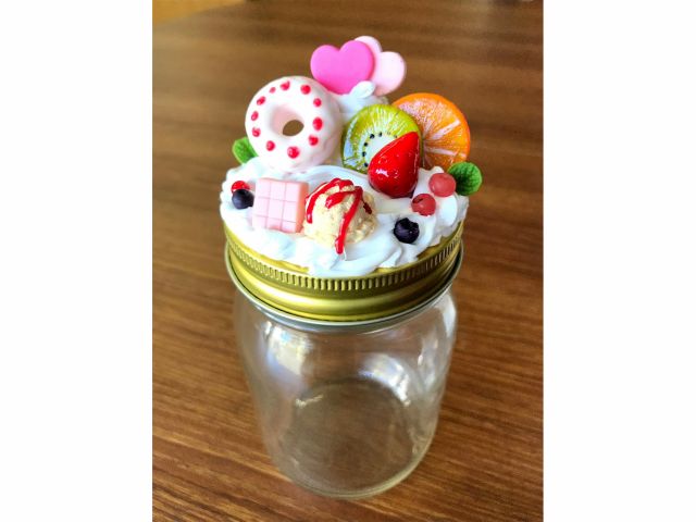 ドーナツやアイスクリームのパーツを作って自分だけのオリジナルフェイクスイーツデコ瓶を作りましょう。蓋にデコをしますので、宝物や可愛い小物を入れられちゃいます。