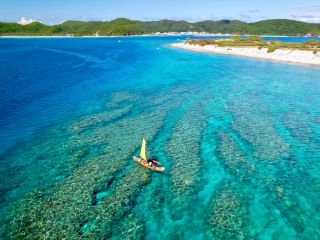 沖縄伝統木造帆舟で世界が恋する海をクルージング