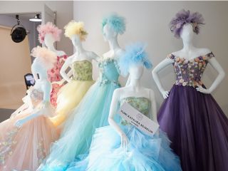 レインボーのドレスがお出迎え☆