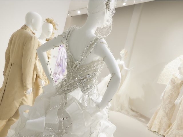 �펞60�����̃h���X��W����