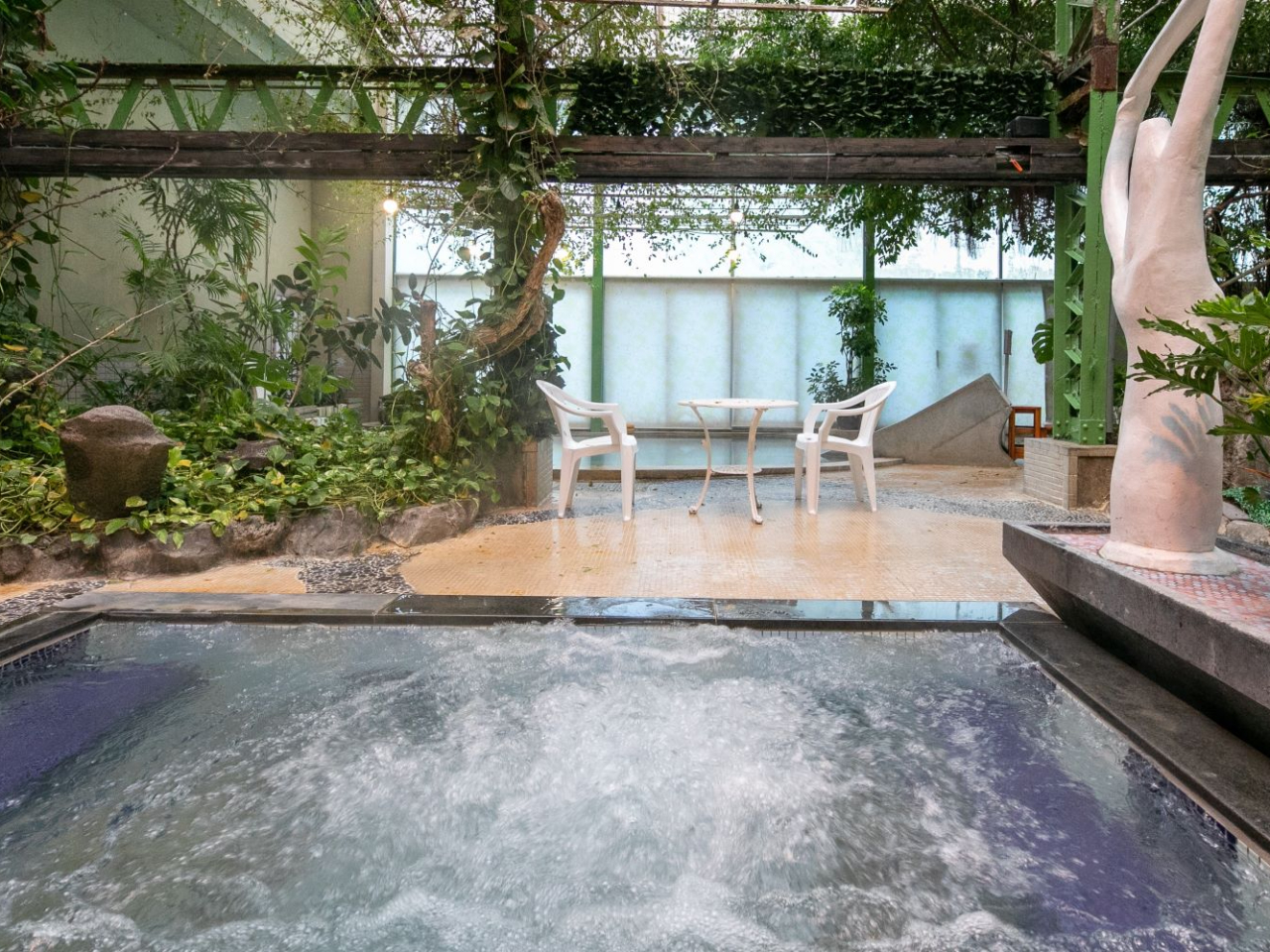 【ジャングル風呂】ジャングル風呂内には大小6つの浴槽があります。こちらは泡風呂。