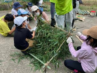 竹林整備で伐採した竹でご飯を炊いて、石窯でアウトドアクッキングをしたら、海に移動してスノーケリングを楽しみます。1日で越前の里山と里海をまるごと楽しめます!