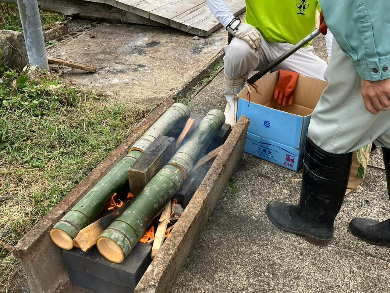 切ってきた竹を使って米どころの福井のコシヒカリを使ってご飯炊きに挑戦!お米は環境にやさしい農薬や化学肥料を使わず育てたお米です。