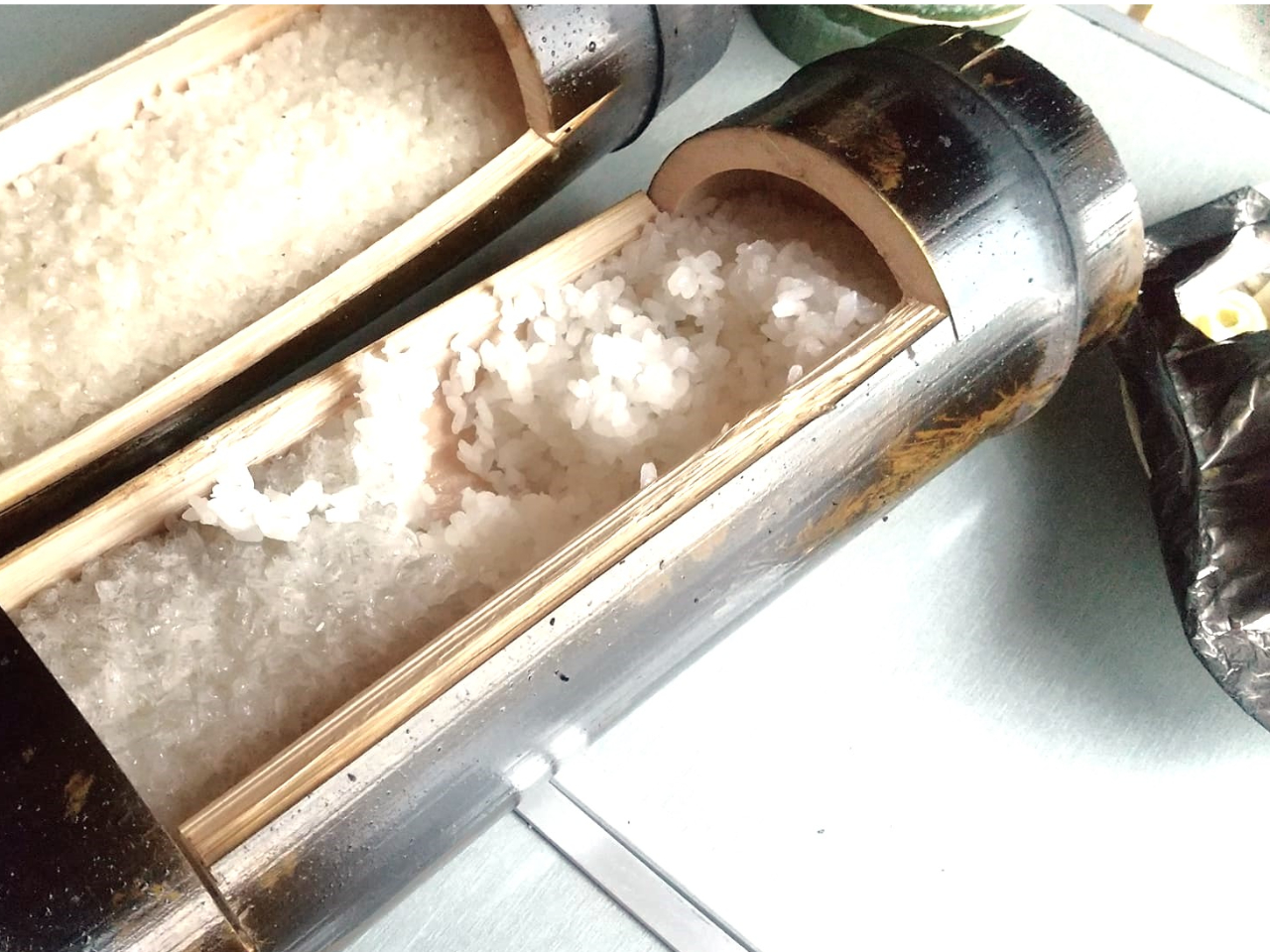 竹を使ってご飯を炊きます。米どころ福井の美味しいお米で炊き上げます。