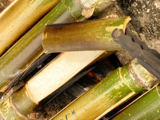 切ってきた竹を使って米どころの福井のコシヒカリを使ってご飯炊きに挑戦!お米は環境にやさしい農薬や化学肥料を使わず育てたお米です。