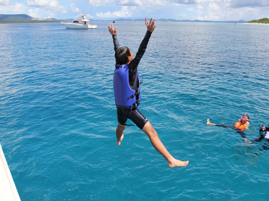 船からの飛び込みは大盛り上がり