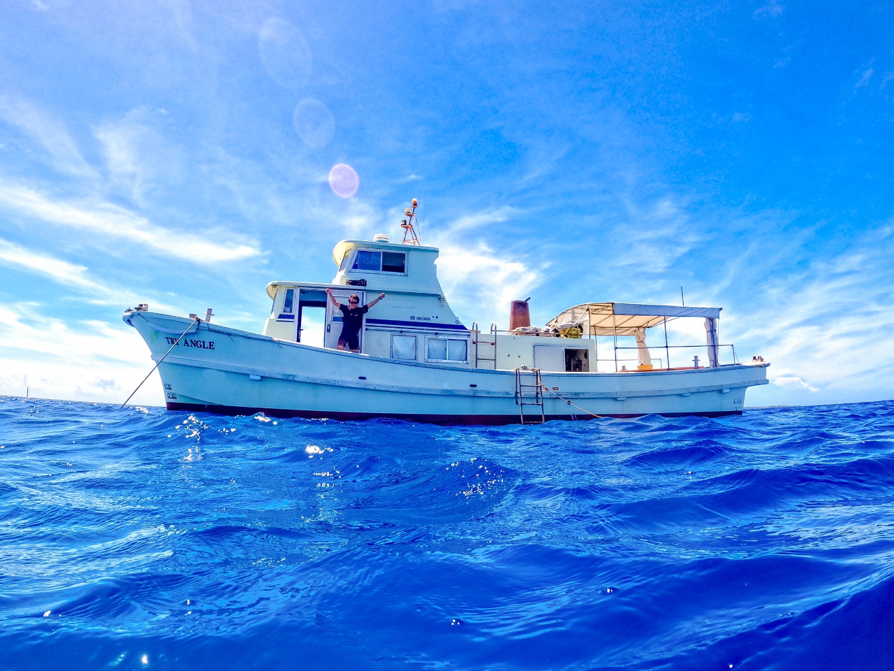 12名乗りの自社船には広々デッキ、洋式トイレ、更衣室も完備!