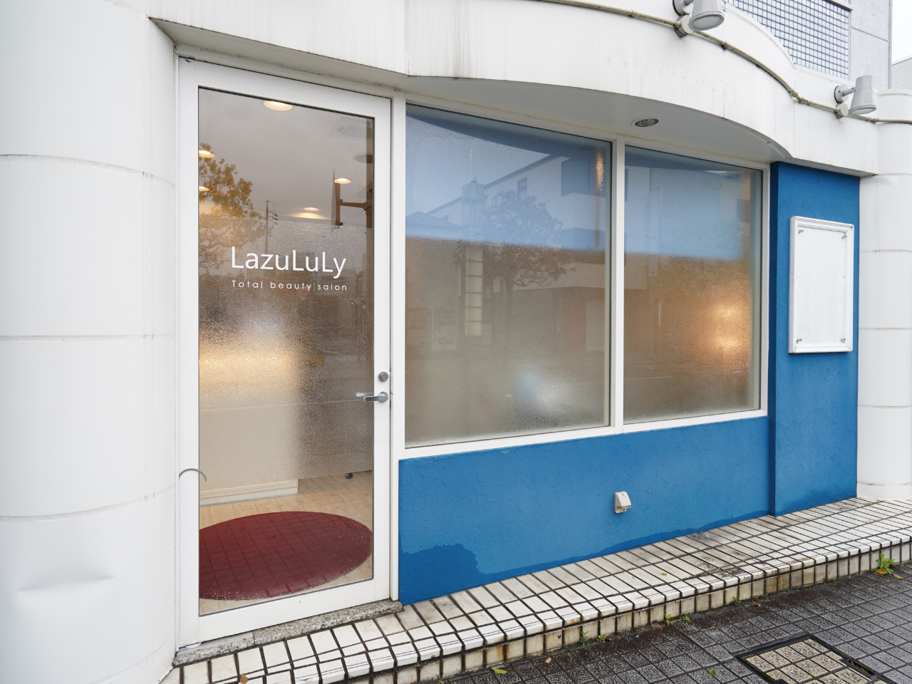 松阪駅より徒歩7分!アクセス◎ /  お車でお越しの方は、店舗前の『よいほモール第6P』に止め、駐車券をお持ちください。