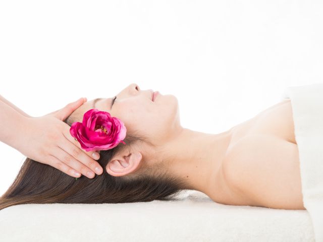 『 山崎達也流ドライヘッドスパ 』は、凝り固まった頭の筋肉をほぐすため、血流やリンパの流れが良くなり、肩こり・首こり・眼精疲労などに効果的!メニュー色々あります