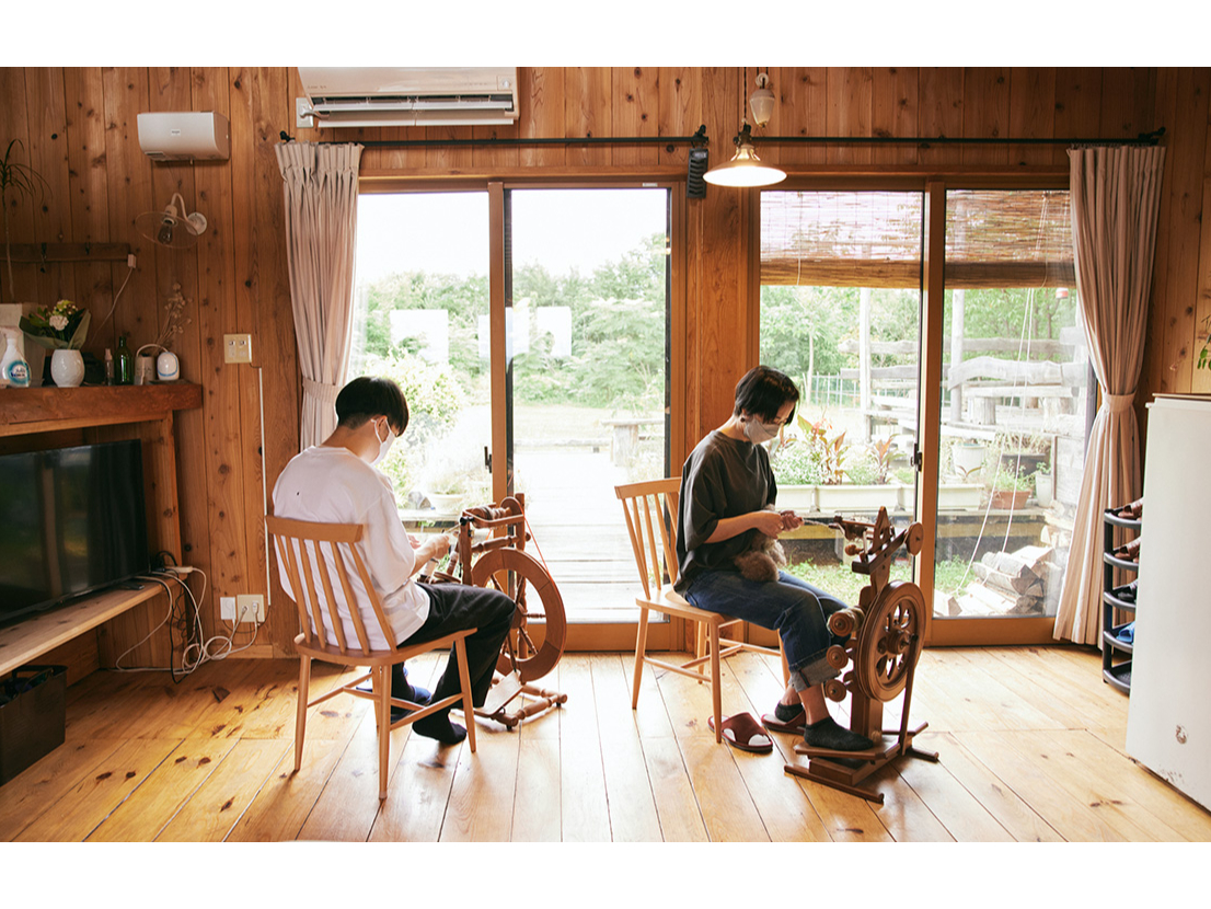 一定のリズムでペダルを踏みながら、紡ぐ糸の太さを指先で調節します