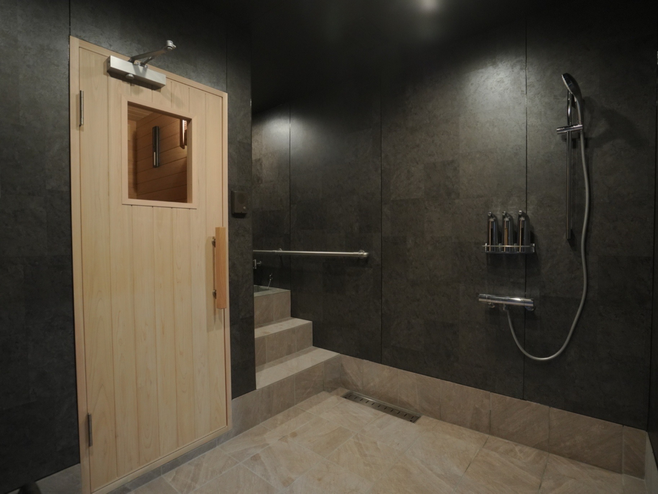 『宵(Twilight)』... 黒を基調とした水風呂設置の空間 ラフマチェアと水風呂をご用意