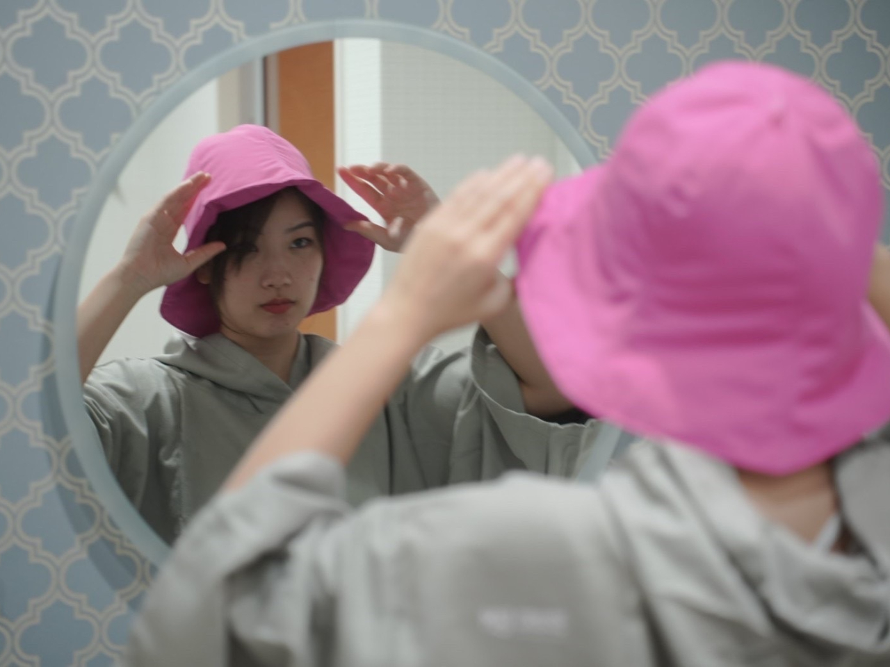 サウナに入る準備をしていきます。 鏡の設置もある更衣室ですので、女性にもオススメです♪