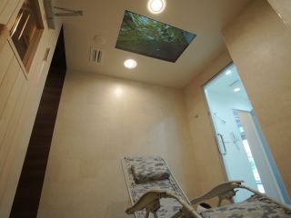 『暁(Dawn)』... 白を基調としたシャワーとテレビ設置の空間 インフィニティチェアとモニターをご用意