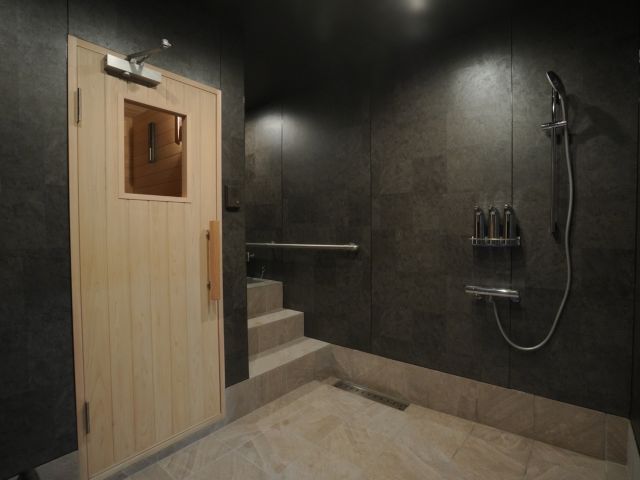 『宵(Twilight)』... 黒を基調とした水風呂設置の空間 ラフマチェアと水風呂をご用意