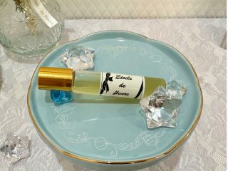 【アロマ香油】エッセンシャルオイル(精油)35種の中から好きな香り3〜6種選び調香。 ブレンドした香りと天然植物油を使って香油を1個作成。