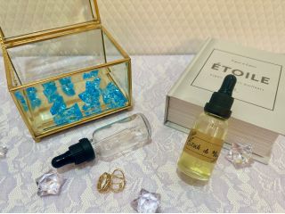 【アロマヘアオイル】エッセンシャルオイル(精油)25種の中から好きな香り2〜3種選び調香。 ブレンドした香りと天然植物油を使ってヘアオイルを1個作成。