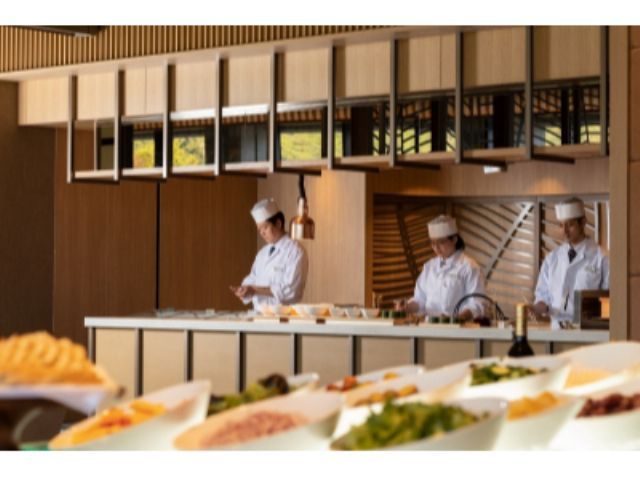 カウンターにて出来立てのお料理を提供いたします。