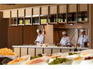 カウンターでできたてのお料理をお渡しいたします♪