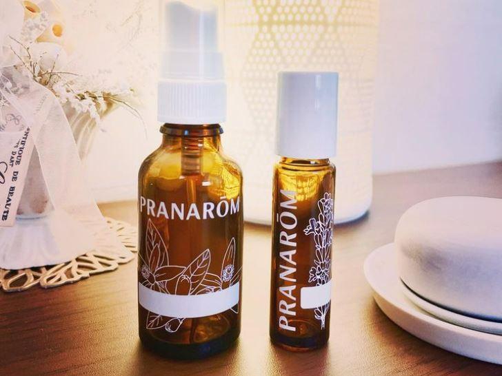 お写真右側の小瓶がコロンのボトルになります。ロールオンタイプです。ボトルの内容は在庫により変更になることがございます。