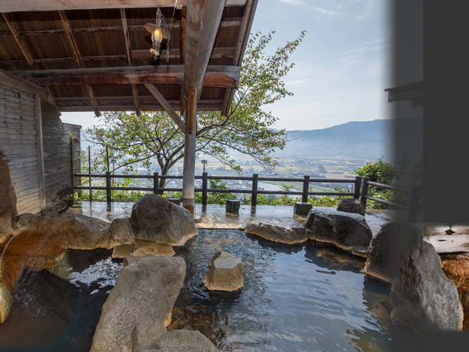 男性露天風呂 泉質は炭酸水素塩泉