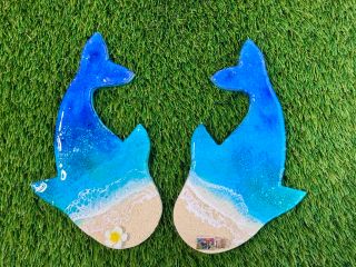 ペアのジンベイザメも可愛いと思います。シーサーの様に右が男の子で波打ち際には打ち上げられた小瓶に琉球ガラスを詰めました。左が女の子でプルメリアを飾りました。