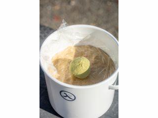 1桶3sを仕込みます。お子様の食育体験に、親子や3世代のご家族での体験もおすすめです♪