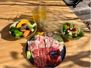 写真は2名分です。他に焼きおにぎりが付きます。仕入れ状況により若干の変更になる場合がありますがすべて国産品です。