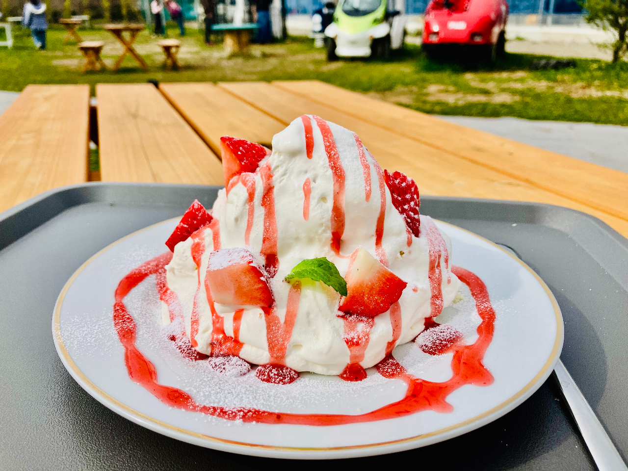 カフェではランチや当農園産フルーツを使用したスイーツやドリンクをお楽しみいただけます!