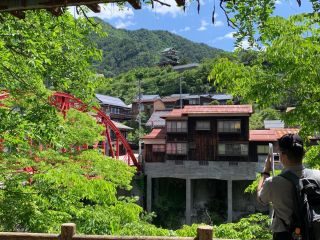 赤い橋と背景に【神岡城】
