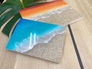 綺麗な沖縄の珊瑚砂を使ってのレジンアート体験。ご自身だけのオリジナルな海を作っていただけます。