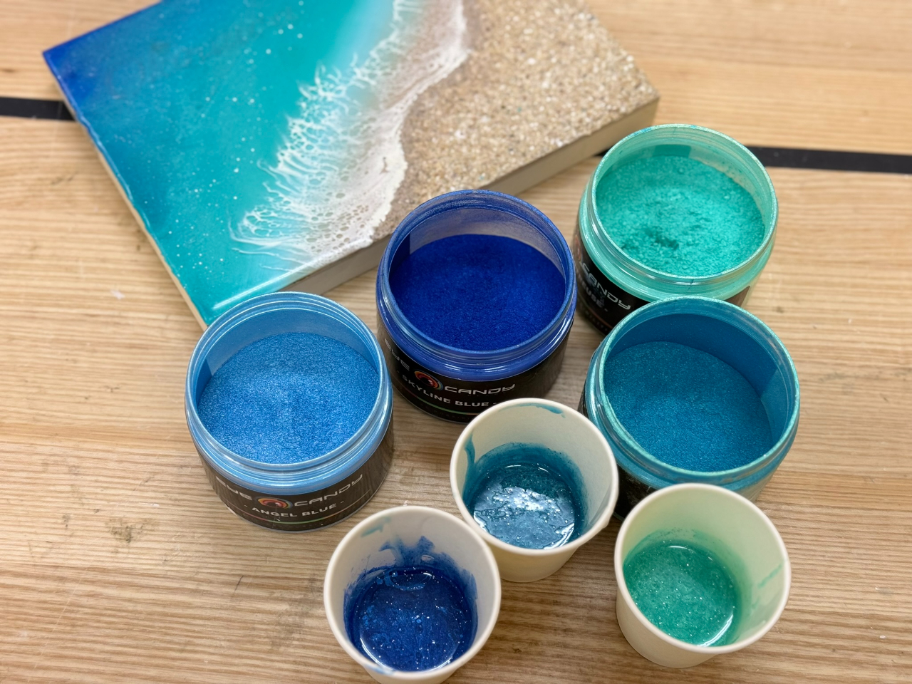 レジンに着色して本格的な海を表現。透明なレジンだけの作品よりより一層深みのある作品を作っていただけます。