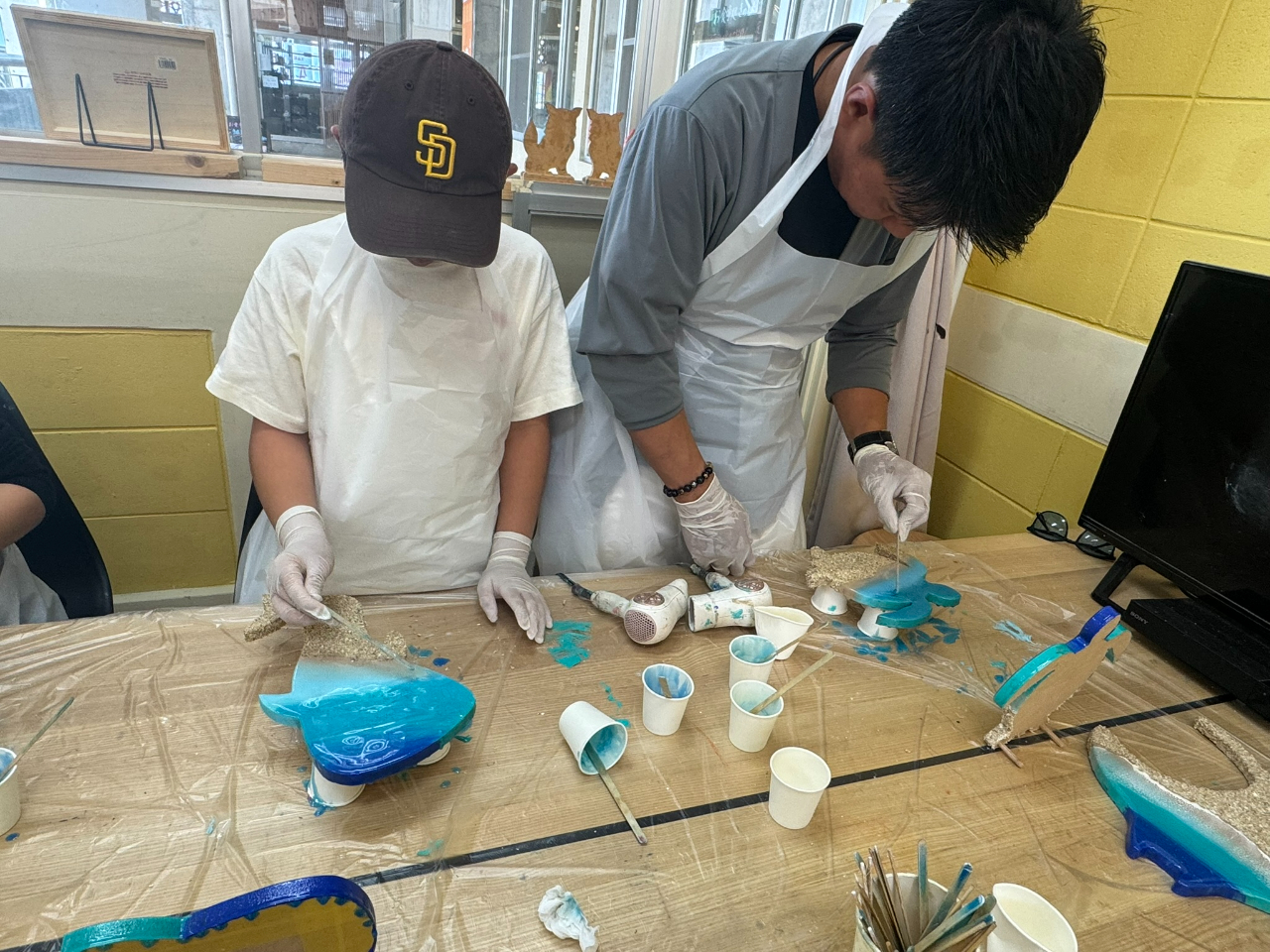 レジンにも青やエメラルドグリーンの色をつけ作家の作品作りと同じ美しい海を作っていただけます。