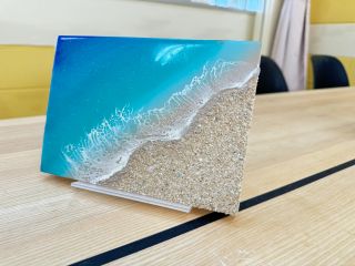 沖縄の綺麗な海をレジンで作るレジンアート体験。ご自身だけのオリジナルな海のレジンアートボード作っていただけます。
