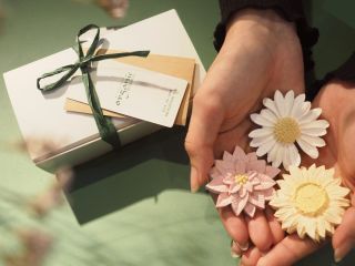 お花の形のアロマストーン2つとオリジナルのアロマをブレンド♪(ギフトbox付)